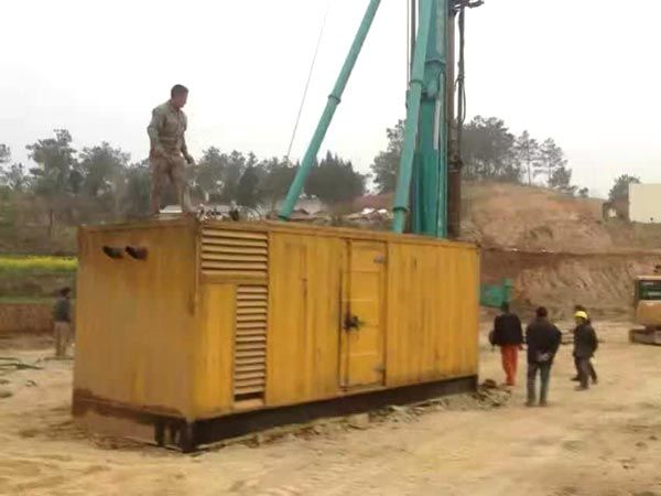 阿克塞如何判断水冷式机油散热器密封件是否需要更换？